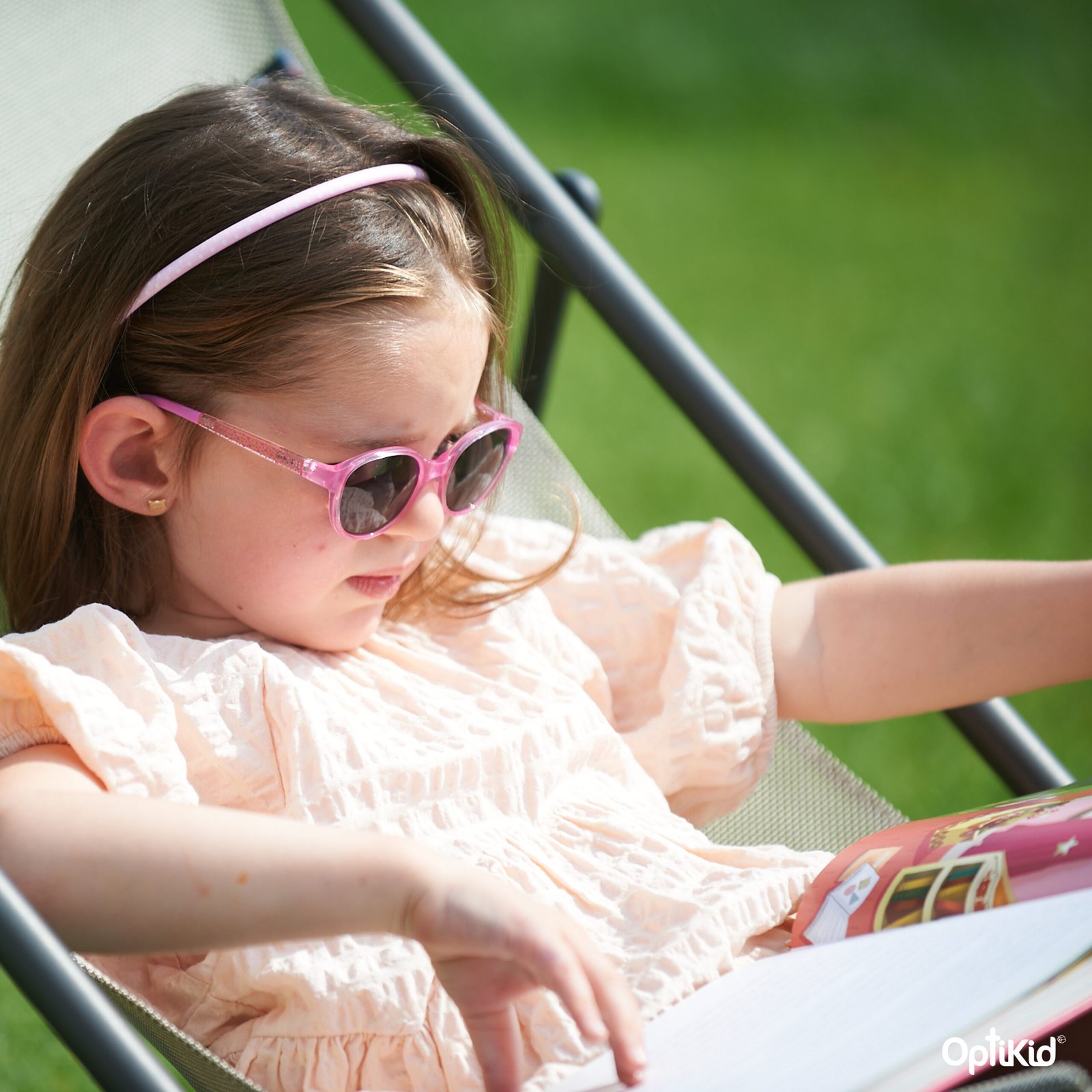 enfants portents des lunnettes