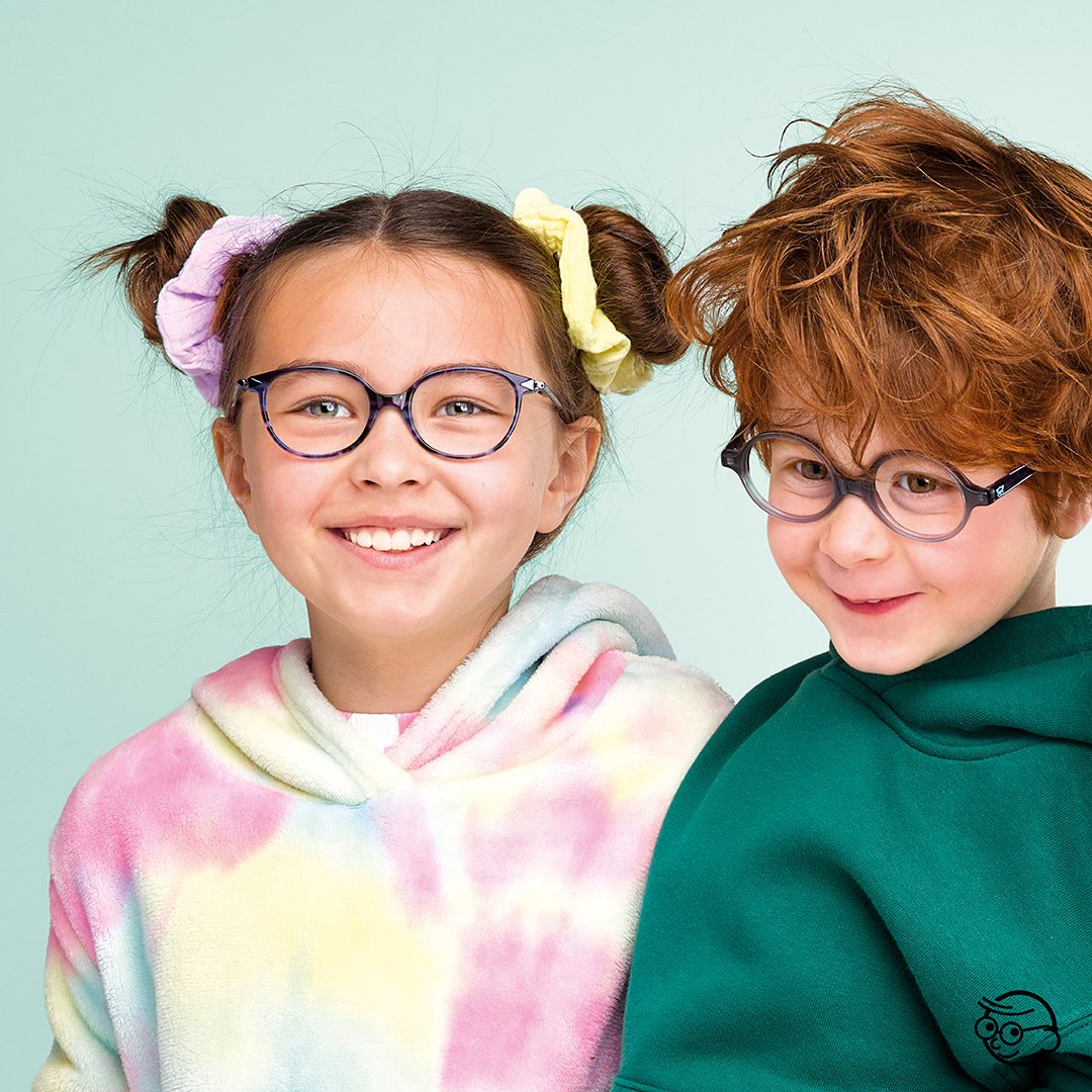 Criança com óculos